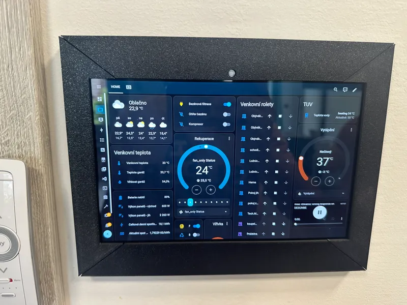 Lenovo Tab M10 tablet  kiosek frame on the wall 