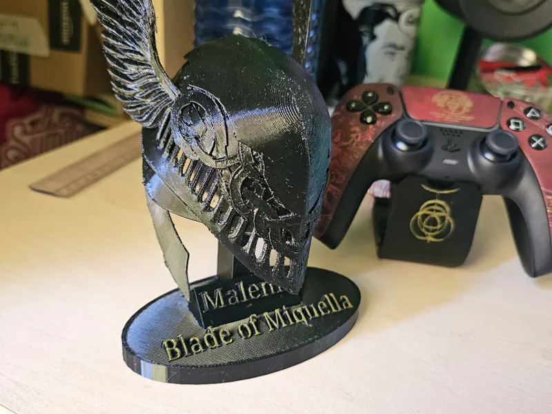 Casco malenia en miniatura