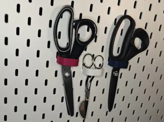 Scissor hook for skadis board