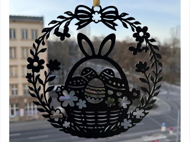 Osterkorb mit Eier und Blumen