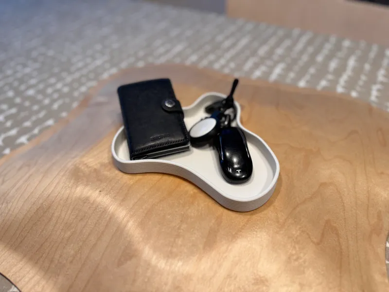Minimalistic design tray