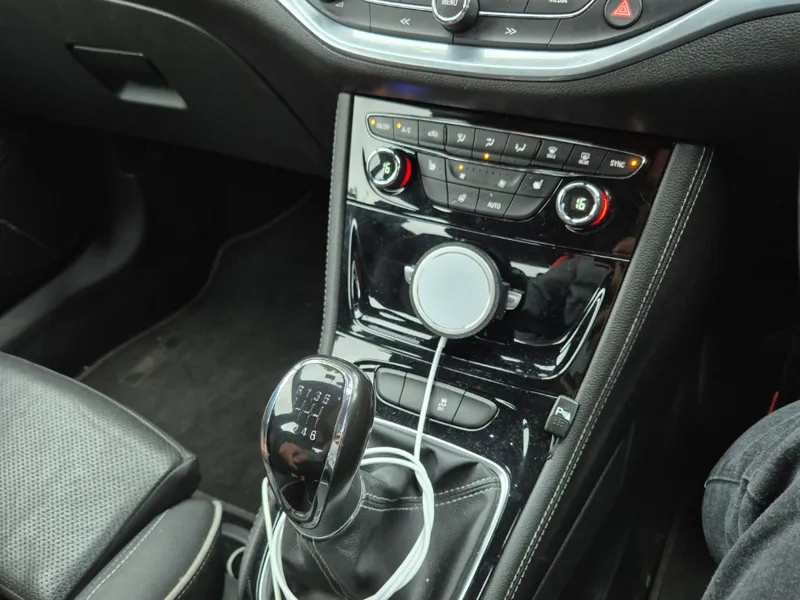 MagSafe Charger Holder, 2015 Vauxhall Astra CDTi