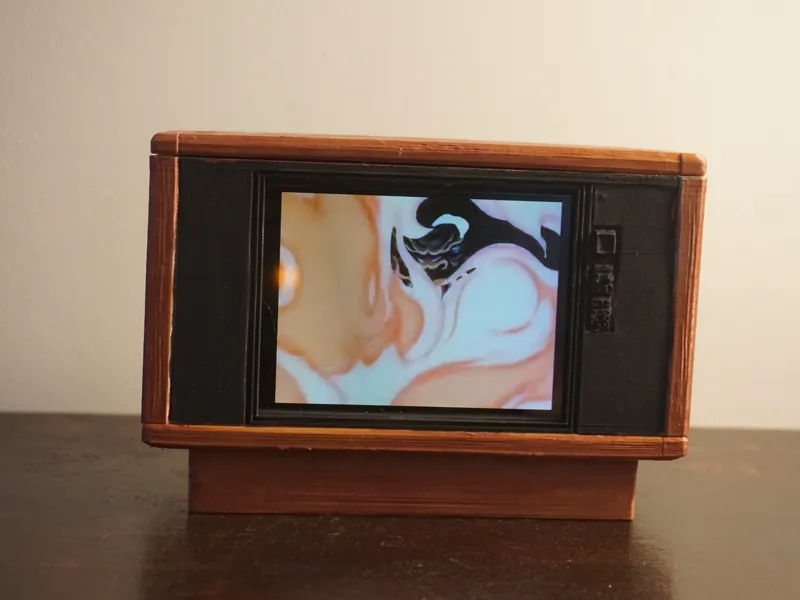 1980's Console TV desktop cell phone holder 