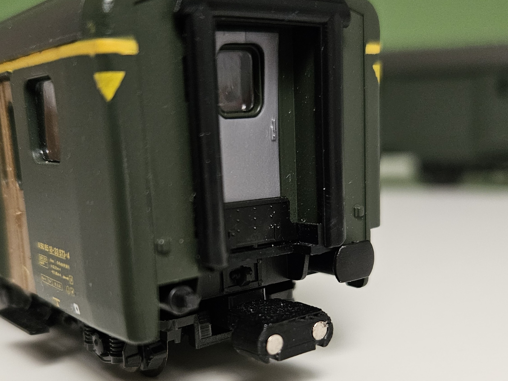Ultra-Short Magnetic Coupler for H0 Scale Cars