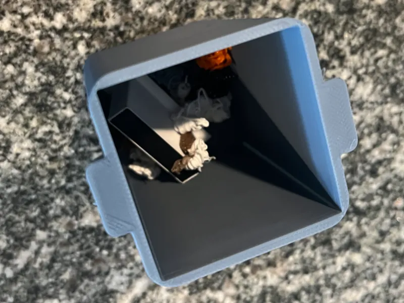 Mini trash can