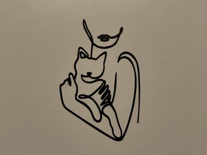 Femme et chat déco murale