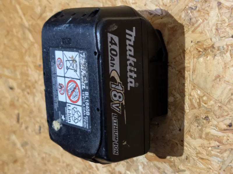 Makita battery holder with lock, low filament
