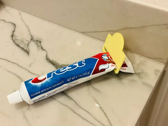 Toothpaste squeezer