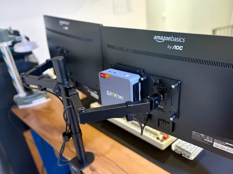 Customizable VESA mini PC mounting plate