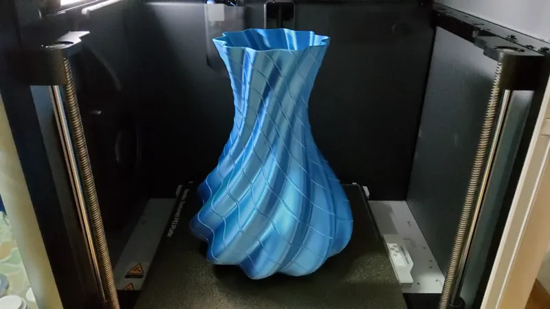 Sturdy vase of 2mm thick walls