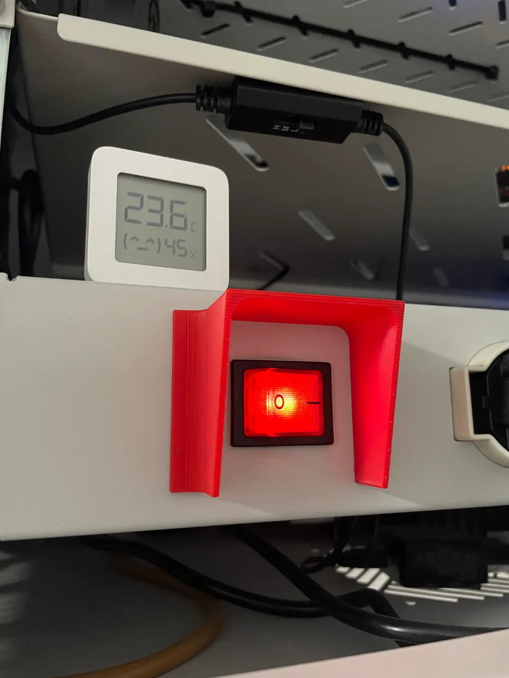 Switch button guard - protect your power switch! by _cr3di_ - MakerWorld