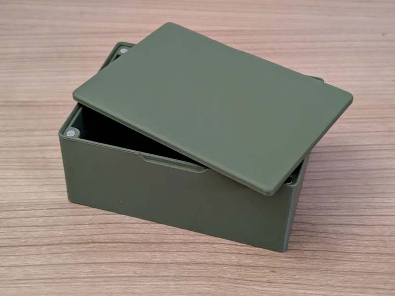 Parametric box with magnet lid (corner overhangs)