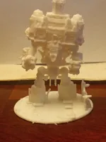Figurine mécha titan tenant une ville — photo 3