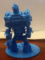 Figurine mécha titan tenant une ville — photo 5