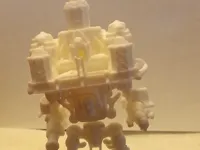 Figurine mécha titan tenant une ville — photo 2