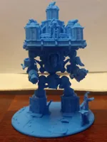 Figurine mécha titan tenant une ville — photo 4