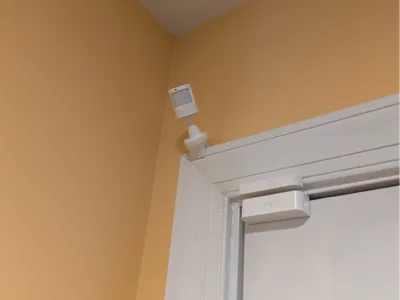 Aqara PIR motion sensor door molding mount