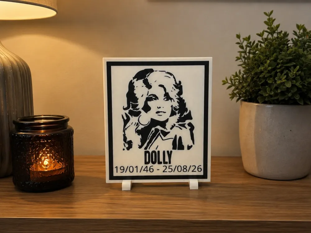 Accesorio para filamento: Dolly Parton Tribute. Referencia del modelo original.