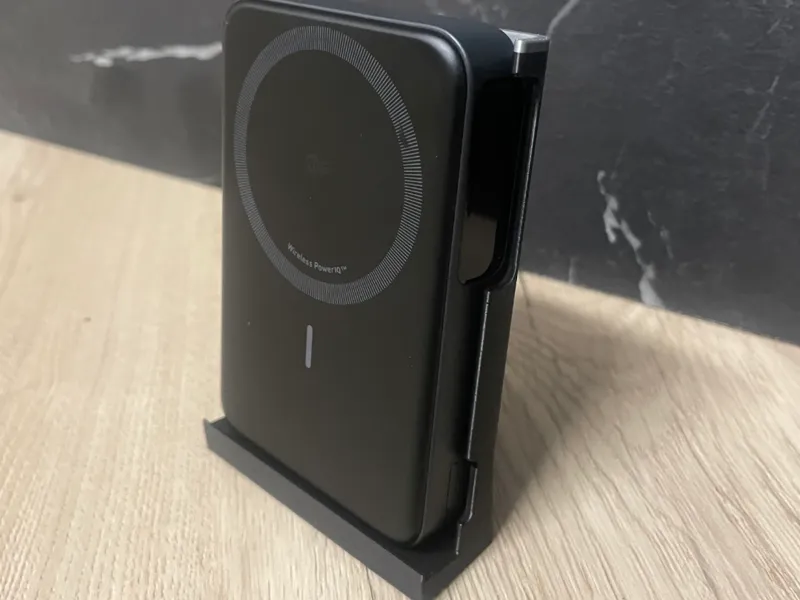 Anker MagGo with screen stand