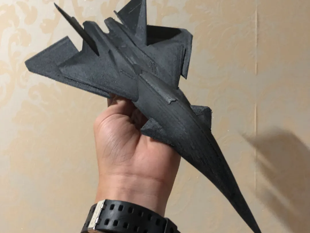 Avion de chasse à ailes rétractables