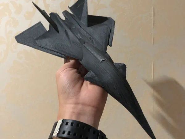 Avion de chasse à ailes rétractables