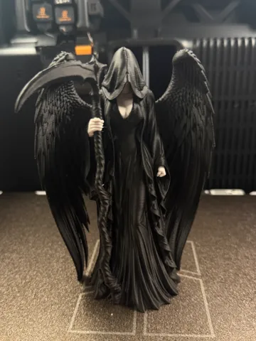 Figura decorativa: Lady Reaper — vista de referencia 2