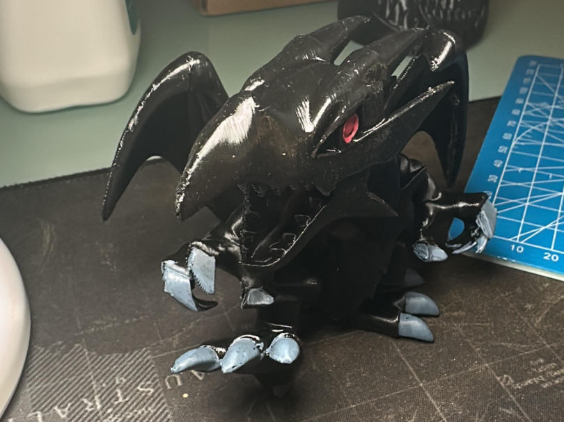 Piccolo progetto del drago Nero Occhi Rossi 