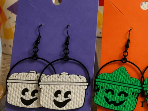 Pendientes: Knit White Boo Bucket Earrings — referencia de MakerWorld
