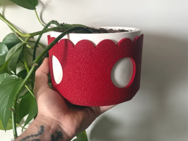 Scalloped planter with built in drip tray