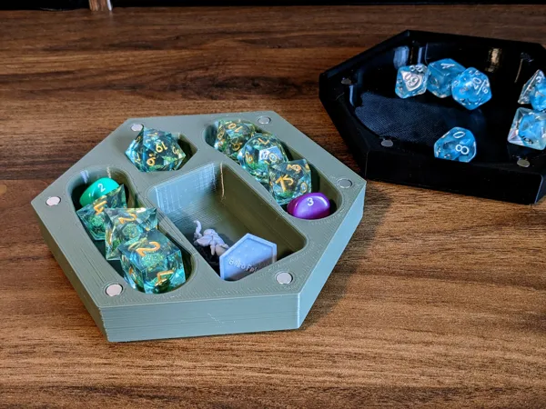 Coffre à dés et figurines