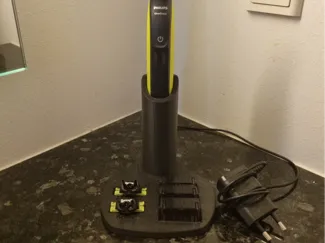 Oneblade Stand With Space For 2 Blades + 3 Guards
