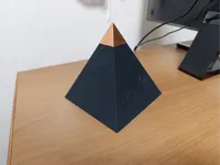 Boîte pyramide à énergie avec symboles — photo 2