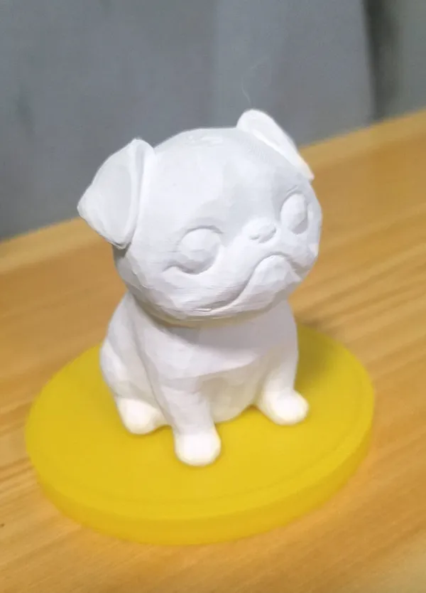Petit chien assis mignon