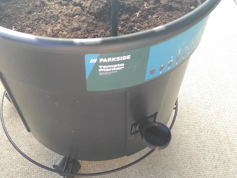 Funnel for planter water reservoir