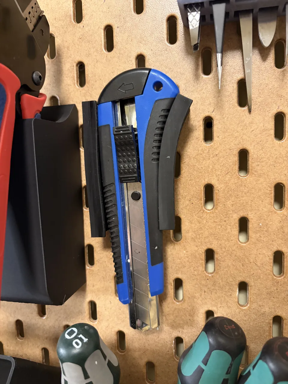 Skadis Box Cutter Mount view 2