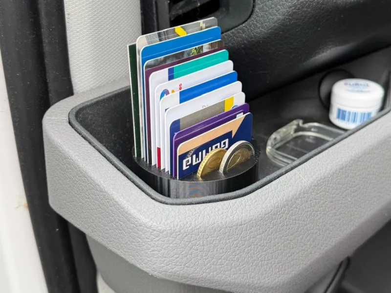 Cardholder in cupholder 