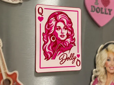 Letrero o emblema decorativo: Dolly Parton – Queen of Hearts Magnetic Sign — referencia de MakerWorld