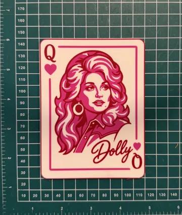 Letrero o emblema decorativo: Dolly Parton – Queen of Hearts Magnetic Sign — vista de referencia 3