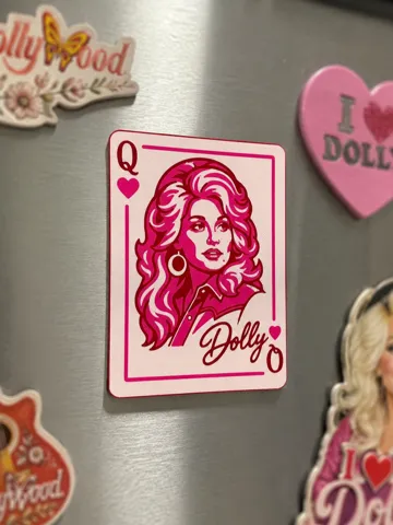 Letrero o emblema decorativo: Dolly Parton – Queen of Hearts Magnetic Sign — vista de referencia 2