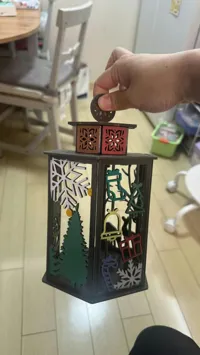 圣诞蜡烛灯笼:木质冬季场景装饰