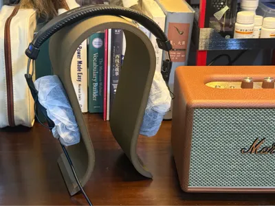Wood-grain headphone stand