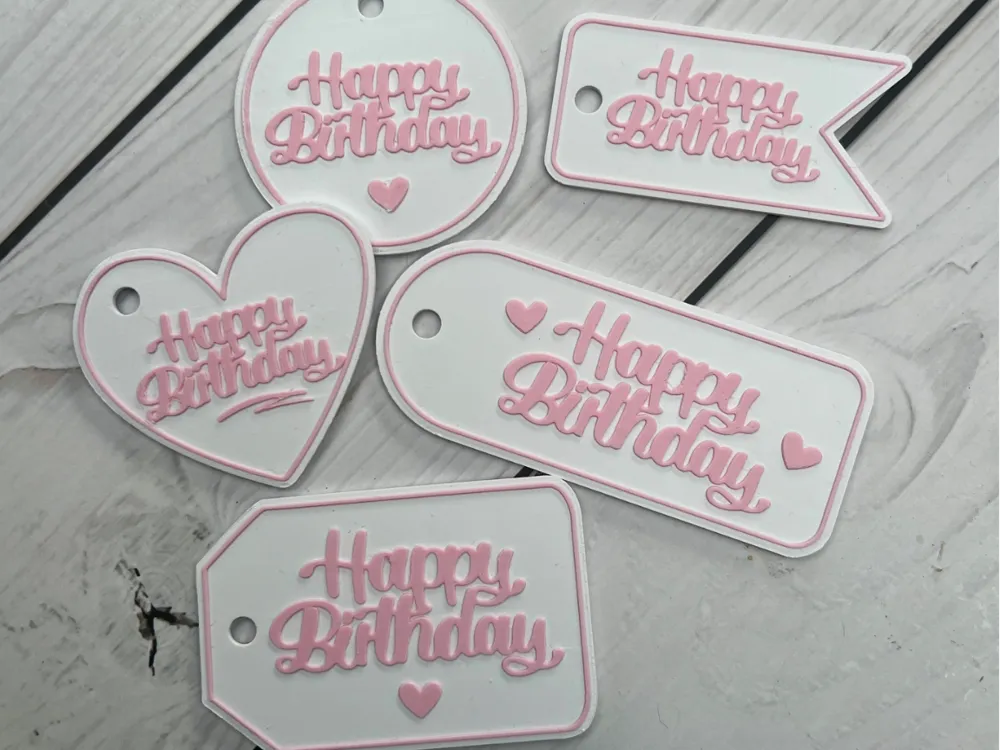 Letrero o emblema decorativo: Happy Birthday – Geschenkanhänger. Referencia del modelo original.
