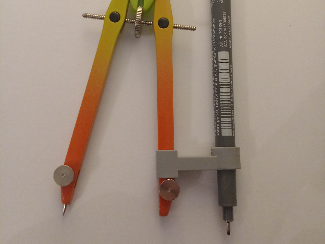 Adattatore per pennarello per compasso