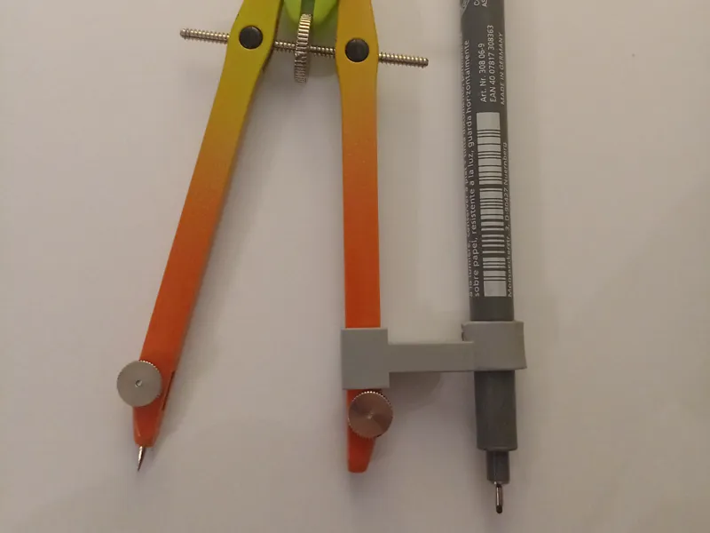 Adattatore per pennarello per compasso