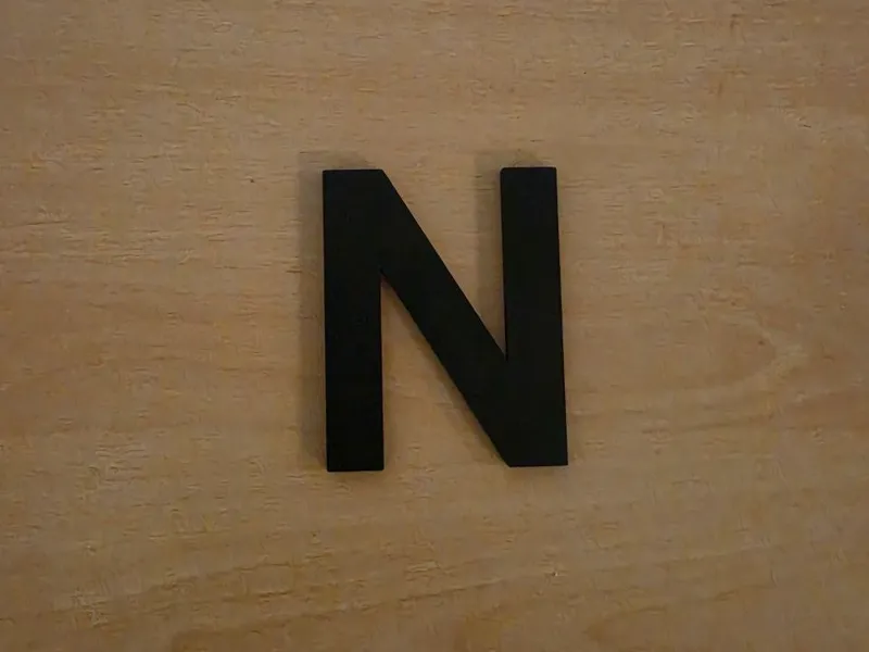 Buchstabe N 