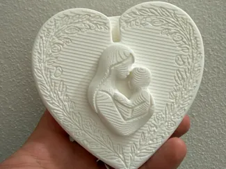 Mamma che abbraccia il bambino