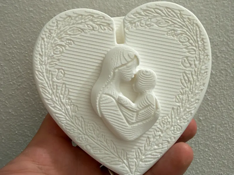 Mamma che abbraccia il bambino