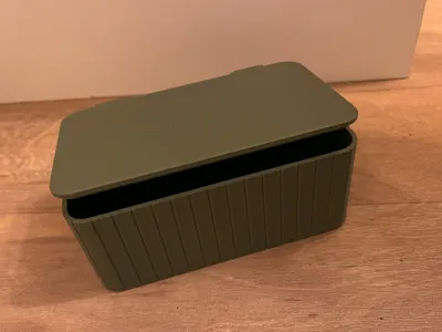Box with movable lid