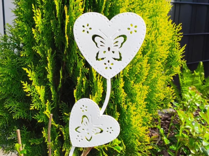 Heart-shaped flower decoration