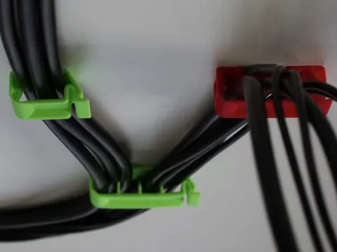 Clip o pieza de sujeción: Locking Cable Clip — referencia de MakerWorld
